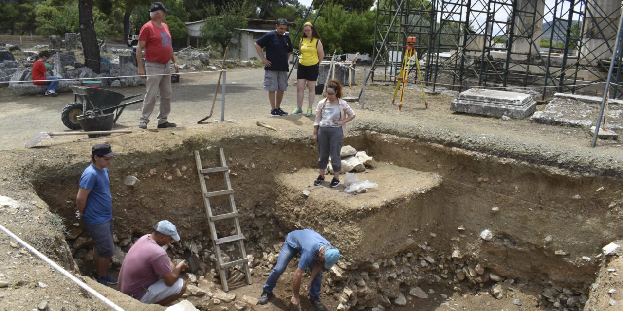 How do archaeologists know where to dig?