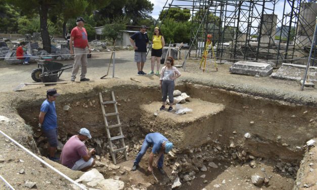 How do archaeologists know where to dig?